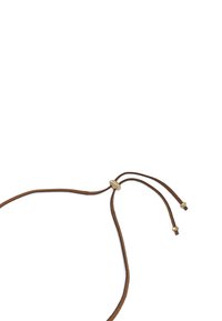 Collier en cordon de cuir marron avec fermoir coulissant ajustable en métal doré et deux perles en métal doré à chaque extrémité sur fond blanc.