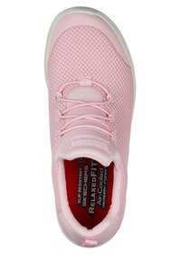 Rosa Sneaker mit einer atmungsaktiven Mesh-Oberfläche, Schnürverschluss und einem gepolsterten roten Innenraum, der mit "Relaxed Fit" und "Air-Cooled Memory Foam" gekennzeichnet ist.