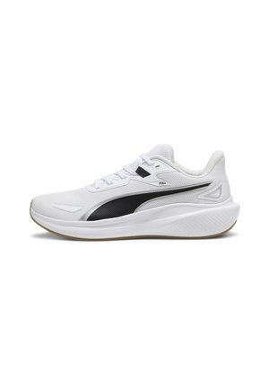 Biały sportowy sneaker z czarnym paskiem bocznym, amortyzowaną podeszwą i sznurowadłami, widziany z boku na białym tle.