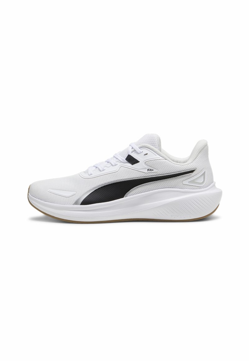 Baskets blanches de sport avec bande latérale noire, semelle rembourrée et lacets, vues de profil sur fond blanc.
