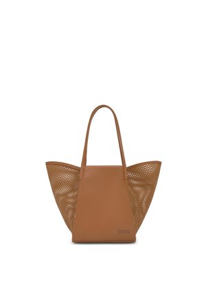 Brązowa torba typu tote z perforowanymi bocznymi panelami, pełnym środkiem, dwoma uchwytami i logo "TOUS" na dolnym prawym przednim panelu.