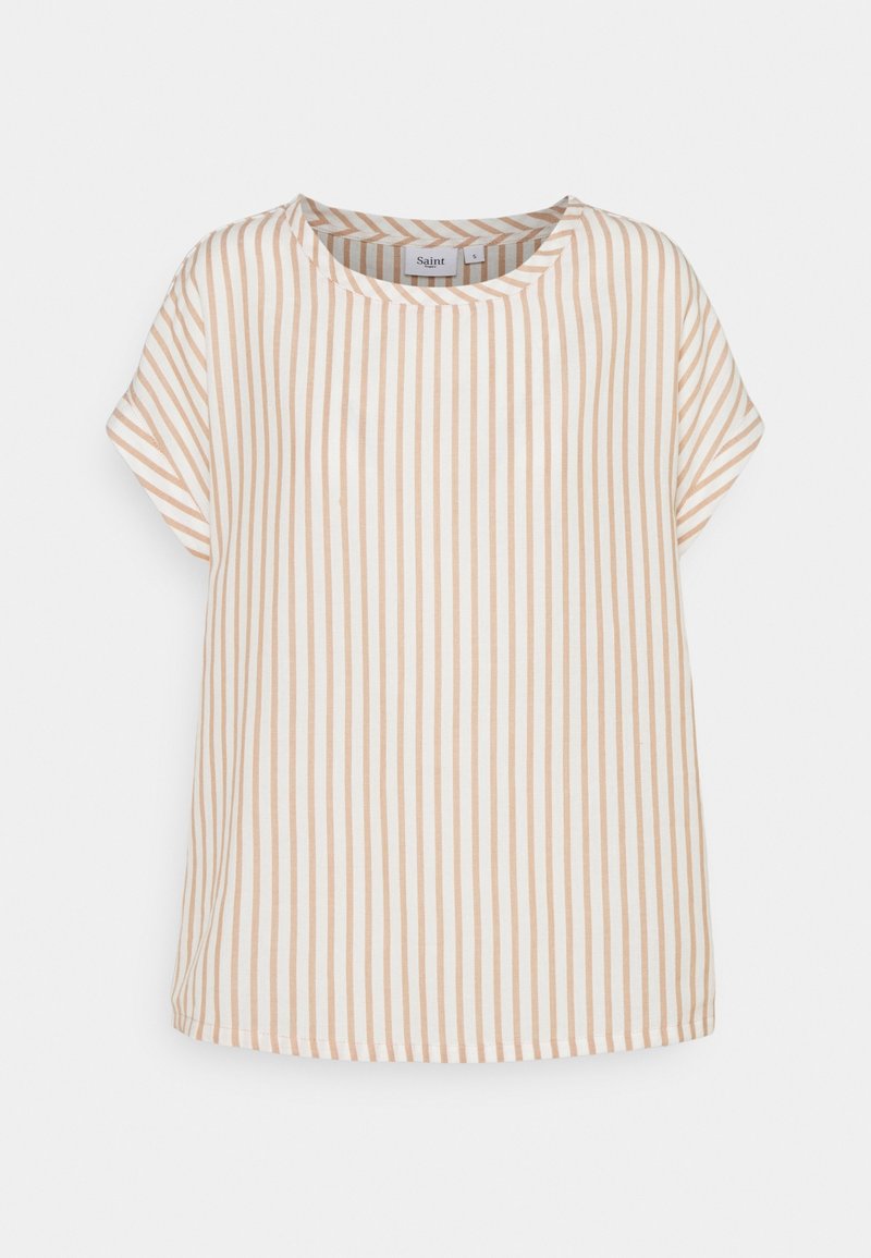 Haut à manches courtes rayé en beige clair et blanc, avec un col rond et une coupe décontractée. Le tissu semble lisse et léger.