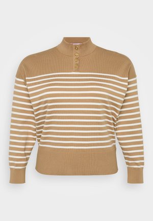 Suéter marrón con relieve, rayas horizontales blancas, cuello alto, cuatro botones dorados en el cuello y puños ajustados.