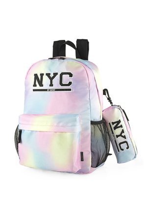 Mochila en colores degradados pastel con una textura suave. Presenta el logotipo de "NYC", un bolsillo frontal y un bolsillo de malla lateral. Incluye un bolsillo extraíble.