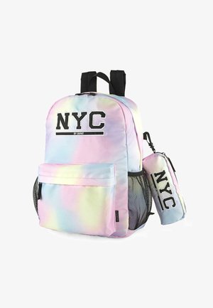 Mochila en colores degradados pastel con una textura suave. Presenta el logotipo de "NYC", un bolsillo frontal y un bolsillo de malla lateral. Incluye un bolsillo extraíble.