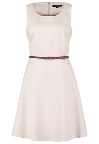 Robe beige sans manches avec un motif subtil en losanges, col rond, taille cintrée et fine ceinture marron avec petite boucle.