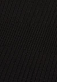 Tessuto nero con texture a coste verticali, con scanalature distanziate uniformemente. Il materiale è liscio e opaco senza ulteriori modelli o accenti.