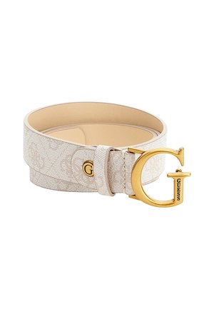 Beige leren riem met patroon en een gouden G-vormige gesp gegraveerd met "GUESS" op een witte achtergrond.