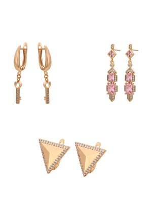 Drie paar gouden oorbellen: hartvormige sleutelhangers, druppels met roze edelstenen in geometrische vorm, en driehoekige studs met kristalranden op een witte achtergrond.
