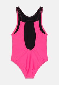 Maillot de bain avec une partie avant rose vif et un dos ouvert noir, fabriqué dans un matériau lisse et extensible ; comprend des bretelles larges pour le soutien.