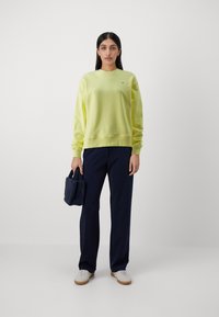 Tommy Hilfiger FLAG ON CHEST  - Sportska majica - yellow tulip