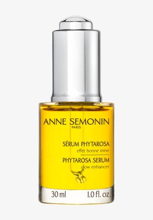 Doorzichtige glazen fles met gele serum en zilveren druppeldop met label Anne Semonin Phytarosa Serum glow enhancer, 30 ml.