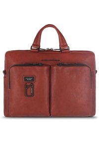 Borsa per laptop in pelle marrone con doppie cerniere frontali, manici superiori e etichetta con logo. Texture liscia con design minimalista e forma strutturata.