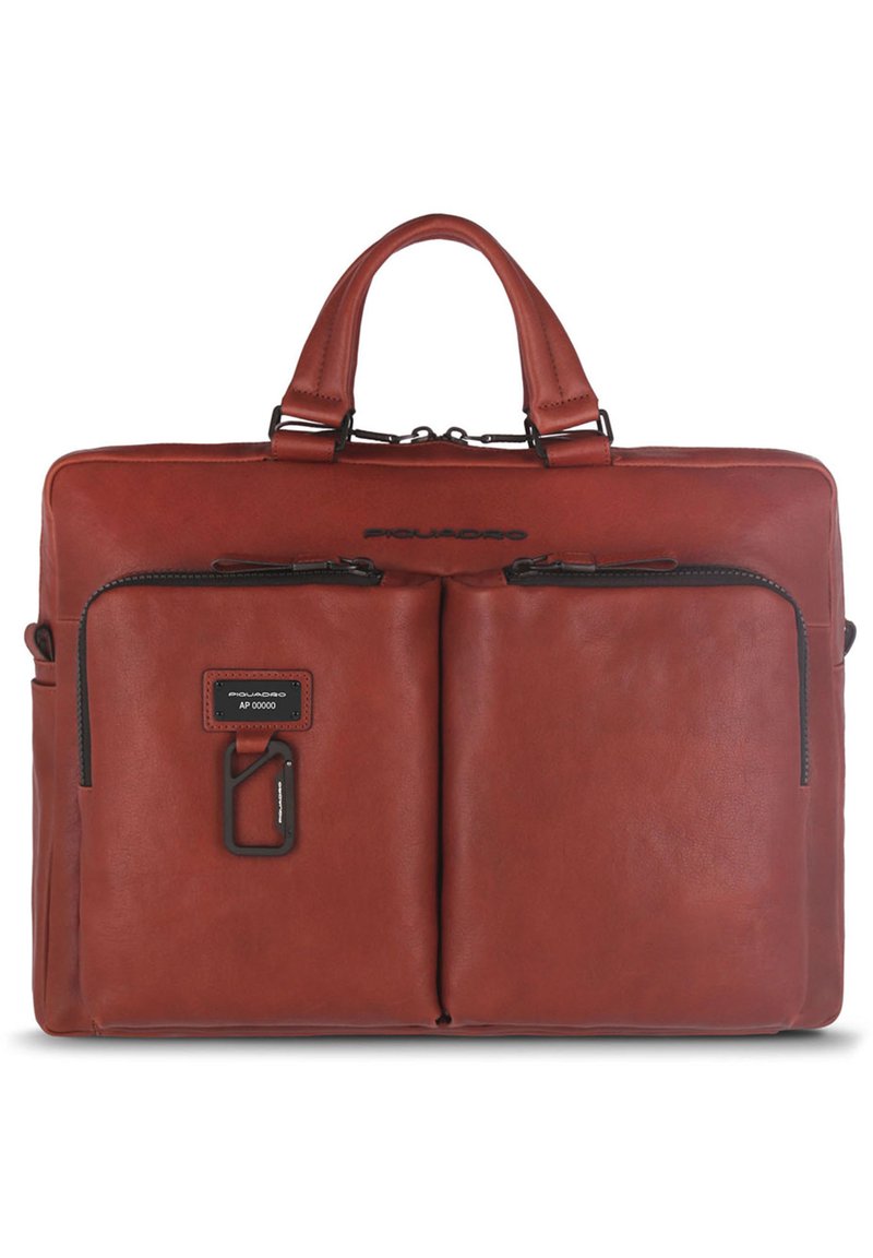 Borsa per laptop in pelle marrone con doppie cerniere frontali, manici superiori e etichetta con logo. Texture liscia con design minimalista e forma strutturata.