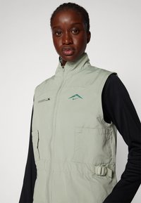 Nike Performance TRAIL REPEL VEST - Colete - jade horizon/bicoastal