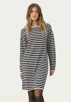 Gestreiftes Sweatkleid in Marineblau und Creme, mit langen Ärmeln, weitem Ausschnitt und entspannter Passform, die oberhalb des Knies endet.