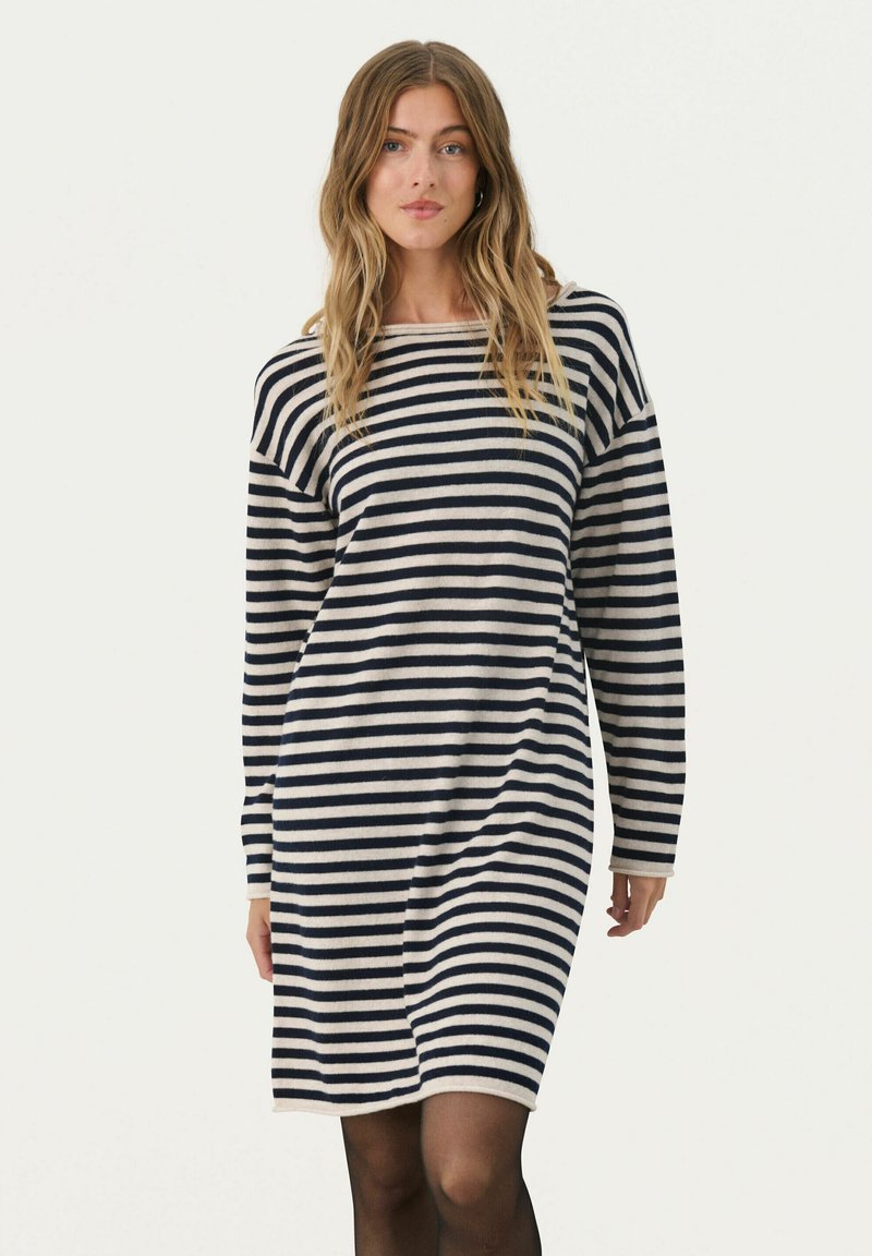 Abito a maglia a righe in blu navy e crema, con maniche lunghe, scollo ampio e vestibilità morbida che arriva sopra il ginocchio.