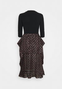 Czarna sukienka z rękawami trzyczwartowymi, z falbaniastą, warstwowymi spódnicą z przezroczystego czarnego materiału z wzorem drukowanym w czerwone i różowe usta.