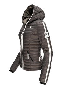 Veste noire matelassée à capuche avec fermeture éclair blanche et rayures, poches latérales zippées, et un patch logo sur la manche gauche.