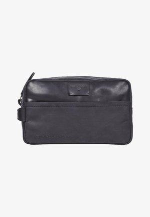Funda de cuero negro con una textura lisa, que cuenta con un bolsillo frontal y un logotipo estampado. Cierre de cremallera en el borde superior. Forma rectangular.