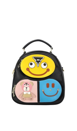 Zaino nero con tre tasche frontali decorate con una faccina sorridente gialla, un orsetto rosa e un motivo di faccina sorridente blu.
