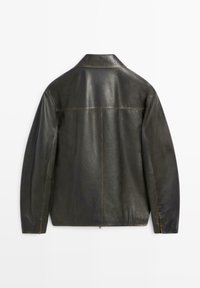 Svart läderjacka med en slät textur, spetsig krage och synliga söm detaljer längs sömmarna och bakstycket.