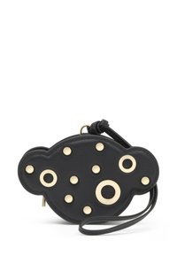 Czarna skórzana saszetka w kształcie chmurki, zdobiona złotymi okrągłymi elementami w różnych rozmiarach oraz paskiem na nadgarstek do noszenia. Zapięcie na suwak.