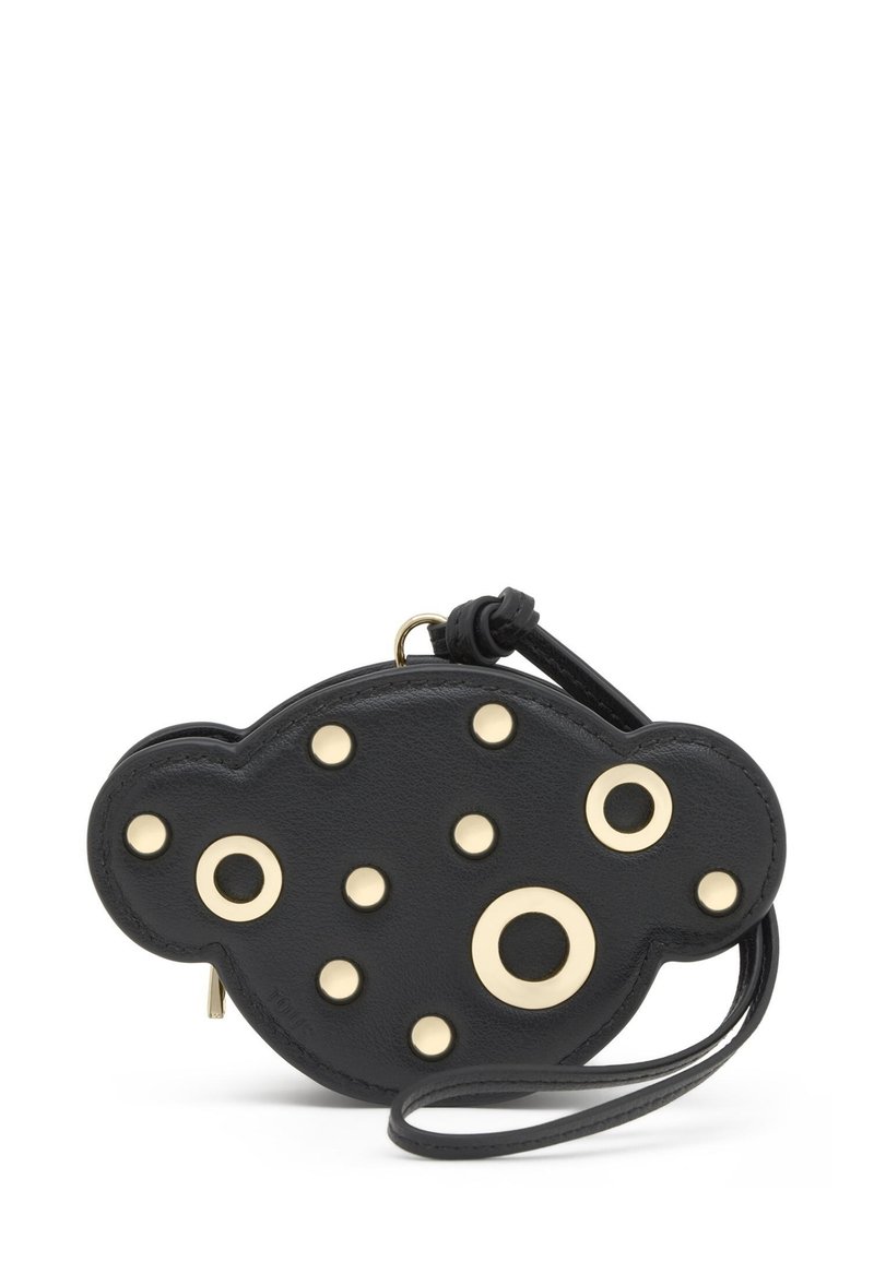 Czarna skórzana saszetka w kształcie chmurki, zdobiona złotymi okrągłymi elementami w różnych rozmiarach oraz paskiem na nadgarstek do noszenia. Zapięcie na suwak.