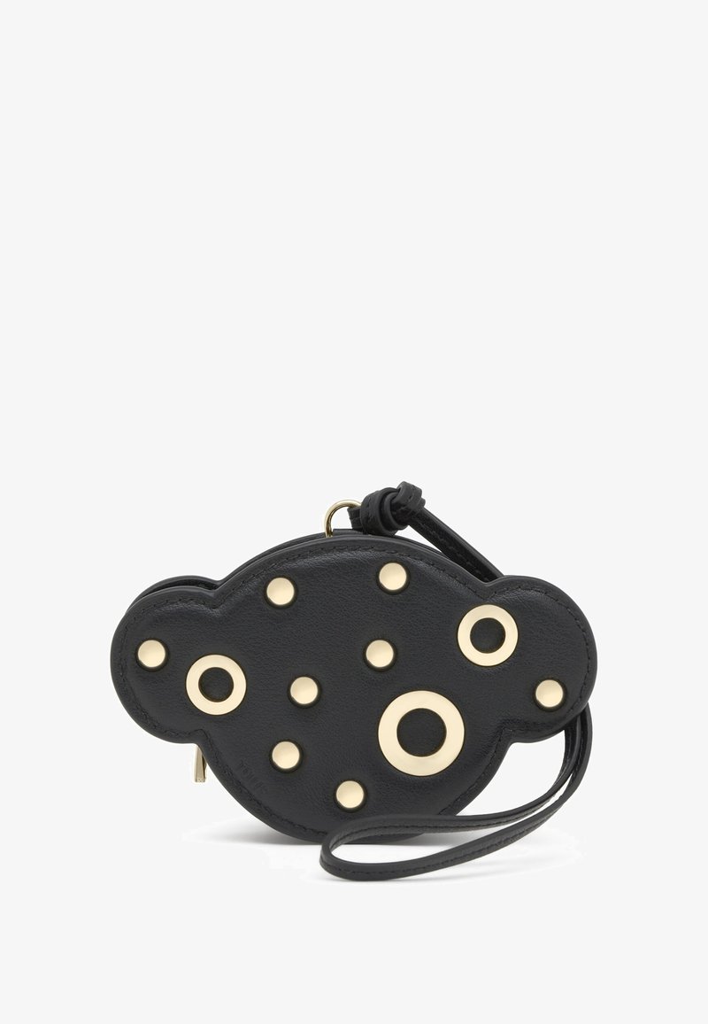 Czarna skórzana saszetka w kształcie chmurki, zdobiona złotymi okrągłymi elementami w różnych rozmiarach oraz paskiem na nadgarstek do noszenia. Zapięcie na suwak.