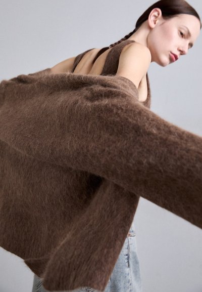 Holzweiler FLUFFY CARDIGAN - Cardigan - dark brown