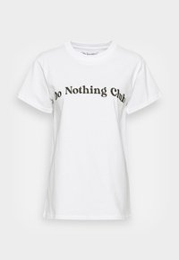 Vit bomull t-shirt med svart text som säger "Do Nothing Club", med klassisk rund halsringning och korta ärmar.