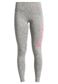 Leggings grigi realizzati in un tessuto testurizzato, con una cintura larga e un marchio rosa sulla gamba sinistra.