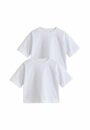 Zwei schlichte weiße Kurzarm-T-Shirts mit Rundhalsausschnitt, eines etwas größer und hinter dem kleineren auf weißem Hintergrund platziert.