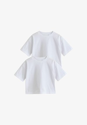Zwei schlichte weiße Kurzarm-T-Shirts mit Rundhalsausschnitt, eines etwas größer und hinter dem kleineren auf weißem Hintergrund platziert.