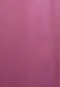 Texturovaná tkanina v jasně růžové barvě, hladký povrch s mírným leskem, rovnoměrný vzor tkaní po celé ploše.