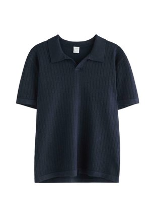 Marineblå kortærmet strikket polo med et struktureret lodret ribmønster og en blød krave, vist på en hvid baggrund.