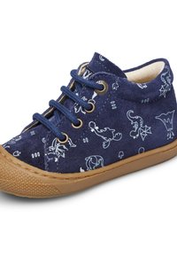 Marinblå mockaskor för småbarn med vitt marinmönster, snörning och en tan färgad gummisula med texturerat grepp.