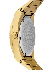 Reloj de acero inoxidable dorado con una tapa trasera texturizada, cristal de zafiro y un diseño de brazalete enlazado. Presenta un logo y marcas grabadas.