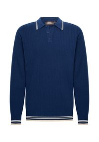 Modrý žebrovaný dlouhý svetr s límečkem a zapínáním na knoflíky, který má bílé pruhované akcenty na límci a manžetách.