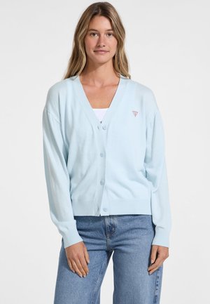 Cardigan bleu clair avec un col en V, des boutons sur le devant, des poignets et un ourlet côtelés. Petit logo triangulaire sur la poitrine gauche. Matériau doux et léger.