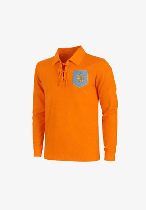 Oranje polo met lange mouwen en kraag, voorzien van een veterstrik aan de voorkant en een blauw schildpatch met een gouden leeuwembleem.