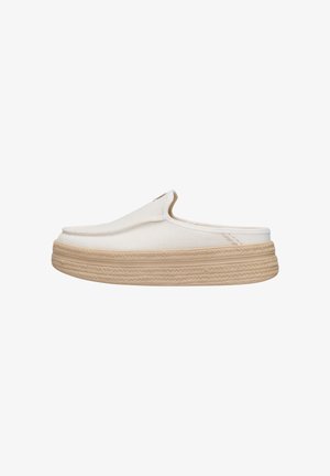 Mule blanche à enfiler avec dessus en tissu texturé et large semelle en caoutchouc beige présentant un détail de motif tressé.