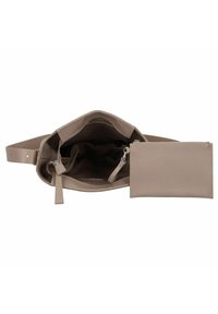 Sac en cuir beige clair avec un intérieur spacieux et une poche zippée. Le sac présente une texture douce et une bandoulière réglable.