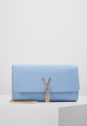 Světle modrá texturovaná crossbody taška se zlatým řetízkovým popruhem, vybavená výrazným V-šroubem a detailem s třásněmi.