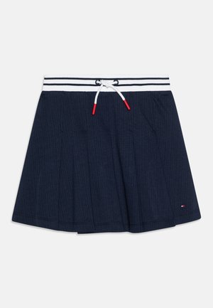 Granatowa spódnica plisowana z białym paskiem w poziome paski i sznurkiem do regulacji. Miękka tekstura, luźny krój z czerwonymi akcentami na końcach sznurka.