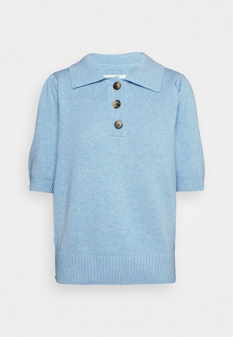 Pull en maille bleu clair à manches courtes avec un large col, trois boutons marron sur le devant et des poignets et ourlet côtelés.