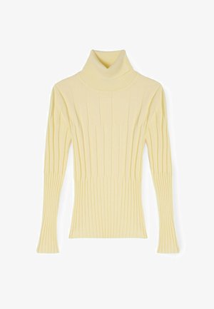 Żółty prążkowany sweter z golfem i długimi rękawami, wykonany z miękkiego materiału, o dopasowanym kroju i fakturowanej powierzchni.