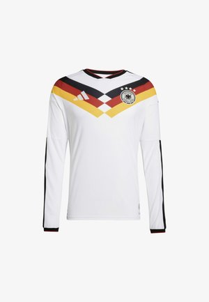 Wit shirt met lange mouwen en een chevronpatroon in zwart, rood en goud op de schouders, voorzien van een ronde halslijn en het teamlogo op de borst.