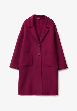 Lungo cappotto in lana bordeaux con ampi rever, due tasche applicate frontali e due bottoni scuri al centro.