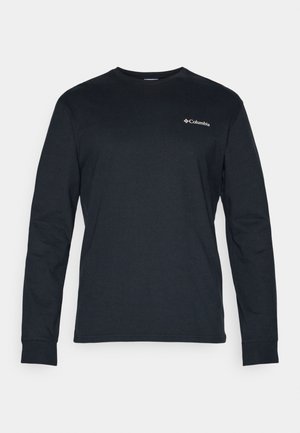 Camiseta de manga larga negra hecha de algodón, con cuello redondo y un pequeño logotipo blanco de Columbia en la parte superior izquierda del pecho.